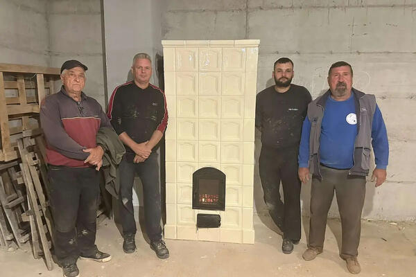 Ruke su im "kaljave" ali obraz čist: Igor i Ivan čuvaju porodičnu tradiciju, prave peći koje najbolje greju (FOTO)