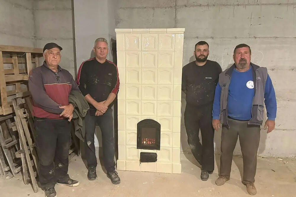 Ruke su im "kaljave" ali obraz čist: Igor i Ivan čuvaju porodičnu tradiciju, prave peći koje najbolje greju (FOTO)