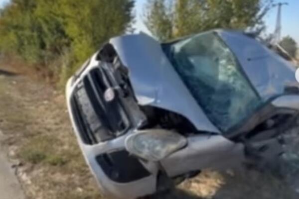 Pogledajte kako se automobil prevrće! Vozilo udarilo u banderu u Karađorđevu, na teren stigli i vatrogasci! (VIDEO)