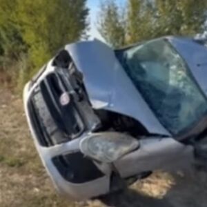 Pogledajte kako se automobil prevrće! Vozilo udarilo u banderu u Karađorđevu, na teren stigli i vatrogasci! (VIDEO)