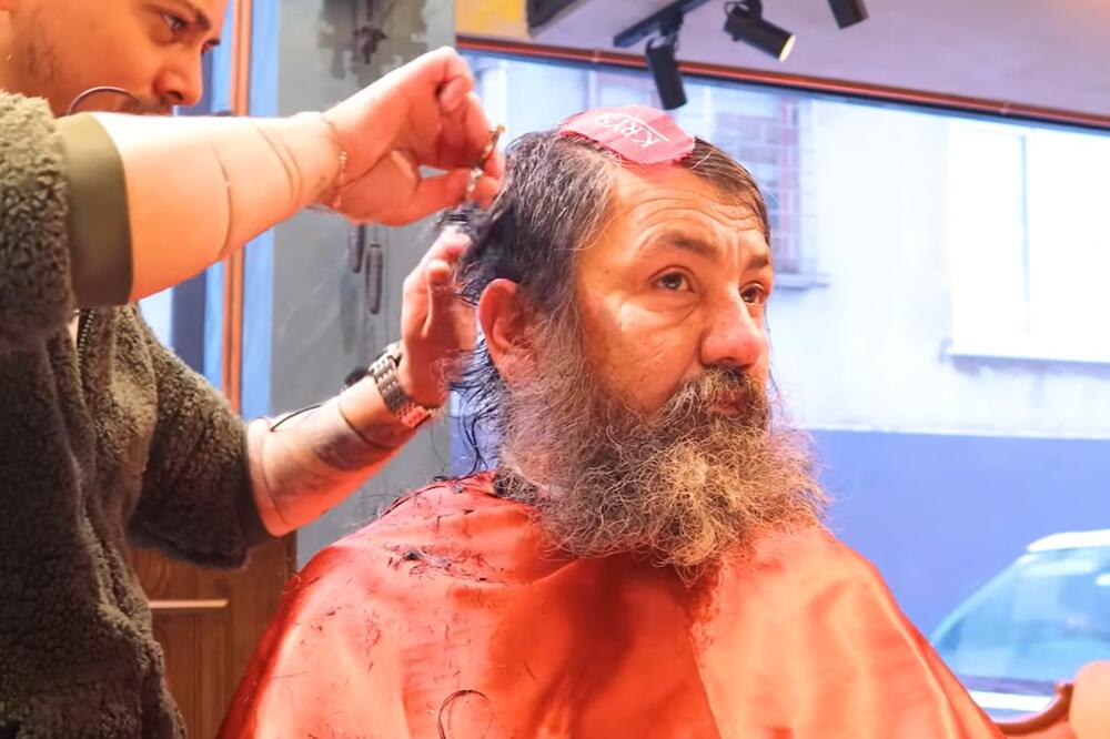 PRONAŠAO ZAPUŠTENOG BESKUĆNIKA I PONUDIO MU ŠIŠANJE: Kada je završio, ČOVEK nije dolazio sebi satima!(VIDEO)