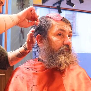 PRONAŠAO ZAPUŠTENOG BESKUĆNIKA I PONUDIO MU ŠIŠANJE: Kada je završio, ČOVEK nije dolazio sebi satima!(VIDEO)