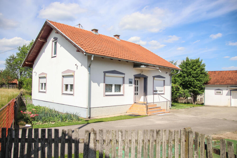 Prodaje se vikendica sa placom na Avali za 25. 000 evra! 80 kvadrata na placu od 4,5 ari, tri sobe, kupatilo...