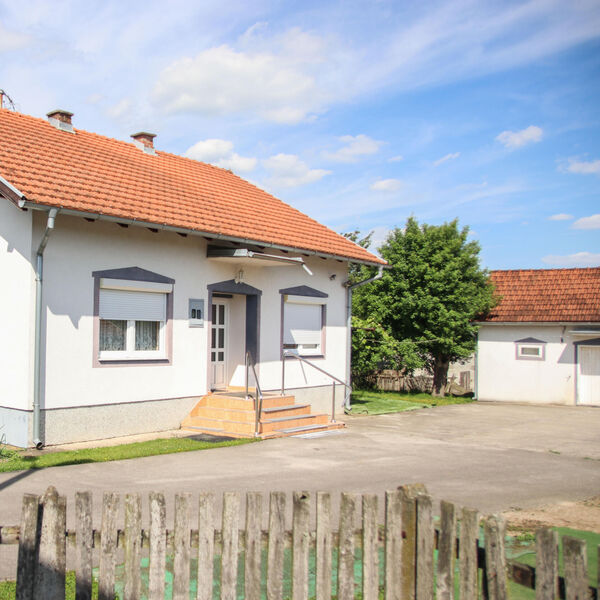 Prodaje se vikendica sa placom na Avali za 25. 000 evra! 80 kvadrata na placu od 4,5 ari, tri sobe, kupatilo...