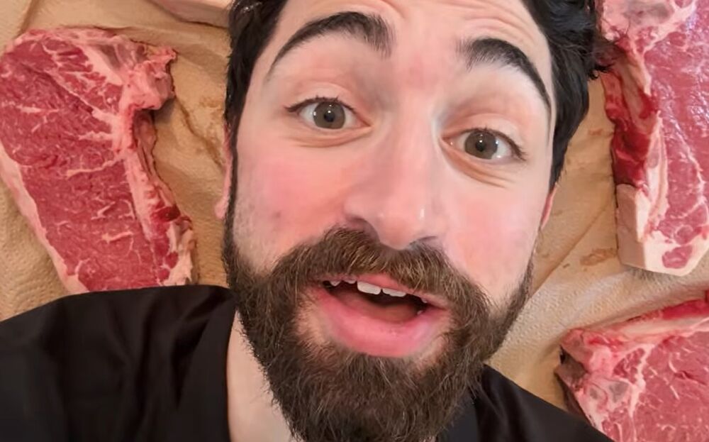 Influenser Nik Norvic okružen mesom