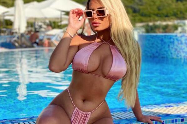FATALNI KADROVI NAŠE PEVAČICE Snimala ZMIJSKO TELO iz nekoliko uglova: Sićušni ROZE BIKINI VIŠE OTKRIO, nego pokrio