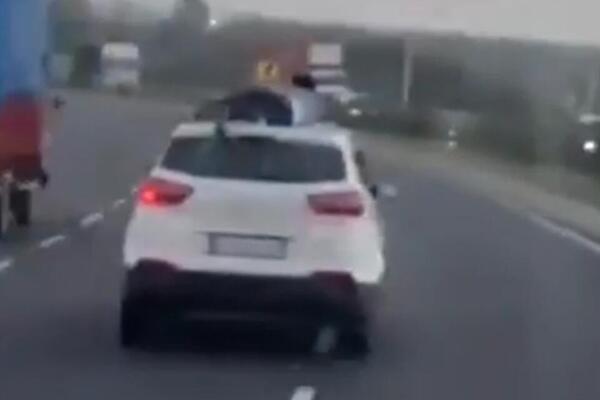 Policajac visio na krovu auta 40 kilometara: Filmska potera za švercerima u Indiji kakva se retko viđa (VIDEO)