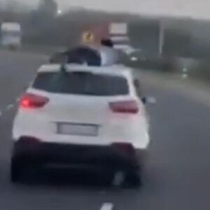 Policajac visio na krovu auta 40 kilometara: Filmska potera za švercerima u Indiji kakva se retko viđa (VIDEO)