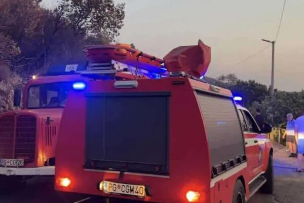 Izbio požar u poznatom lokalu kod Tivta: Vatra buknula usred noći
