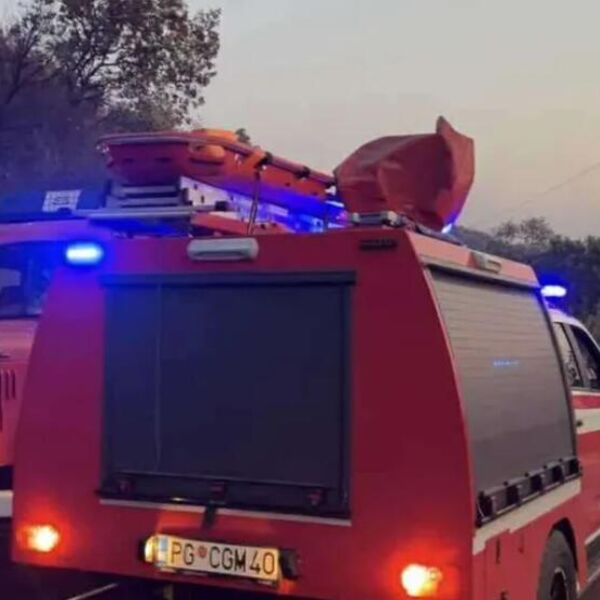 Izbio požar u poznatom lokalu kod Tivta: Vatra buknula usred noći