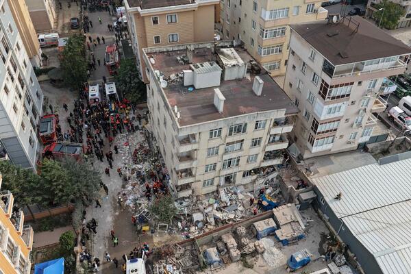 NOVI CRNI BILANS TRAGEDIJE U ISTANBULU: Najmanje 2 osobe poginule u urušavanju zgrade (VIDEO)