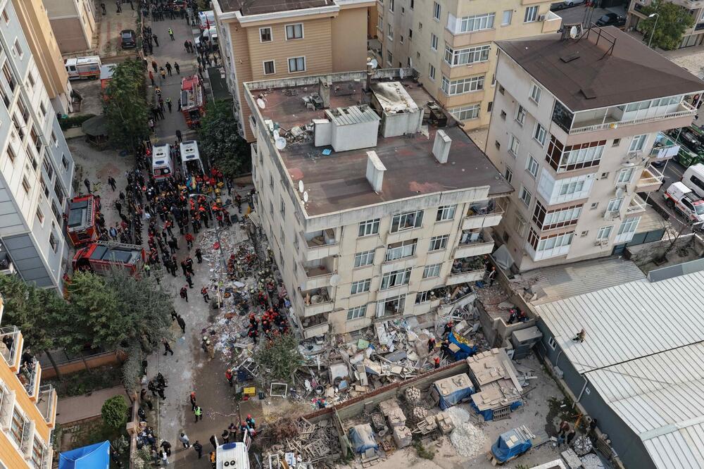 Prvi snimci urušavanja zgrade u Istanbulu: Spasioci kopaju po ruševinama, među izvučenima ima i dece (VIDEO)