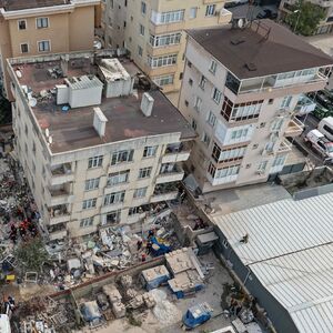 Prvi snimci urušavanja zgrade u Istanbulu: Spasioci kopaju po ruševinama, među izvučenima ima i dece (VIDEO)