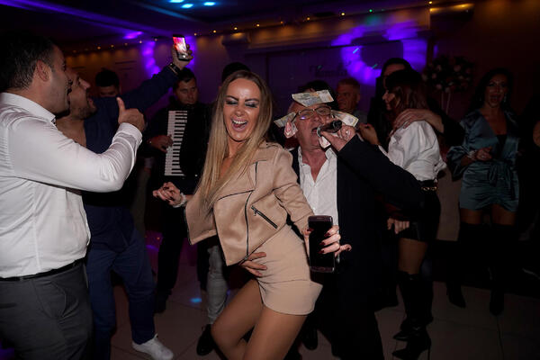 SA LAZIĆEM SAM U KOLIMA POLA SATA.. Izašao spisak POZNATIH koji su bili INTIMNI sa ATINOM FERARI! Prebrojala ih sve