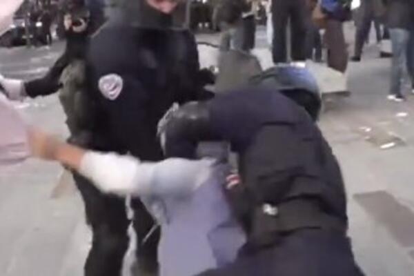 Policajac kolenom brutalno udario đaka u lice: Užas na protestima u Francuskoj, pokrenuta je istraga! (VIDEO)