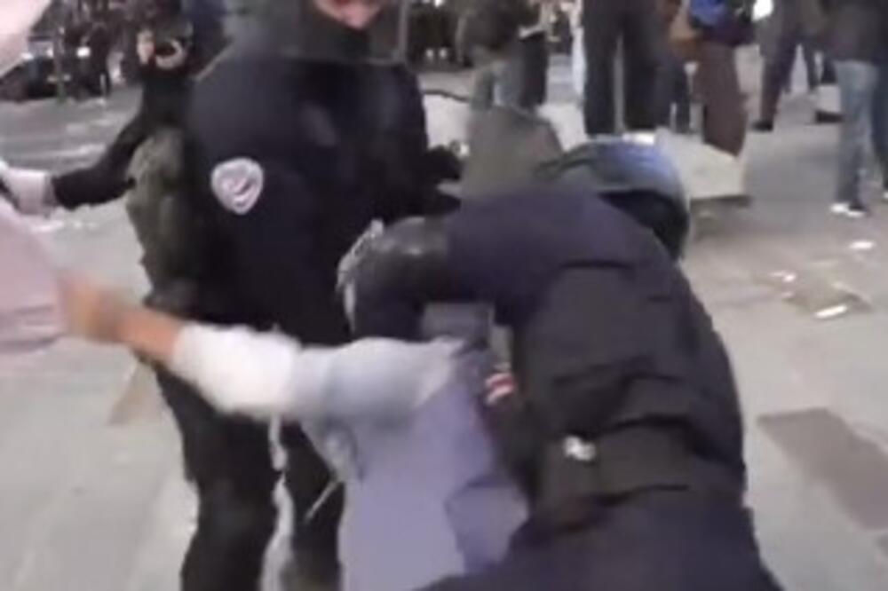 Policajac kolenom brutalno udario đaka u lice: Užas na protestima u Francuskoj, pokrenuta je istraga! (VIDEO)