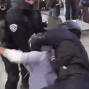 Policajac kolenom brutalno udario đaka u lice: Užas na protestima u Francuskoj, pokrenuta je istraga! (VIDEO)