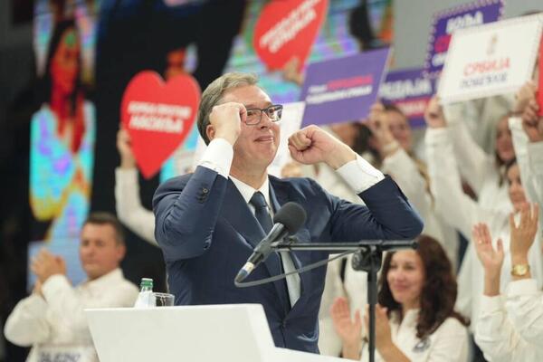 (VIDEO) TRENUTAK U KOM JE HALA JEZERO EKSPLODIRALA: Vučića ponele emocije, pa je ZAPEVAO PRED PUNOM HALOM!
