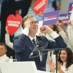(VIDEO) TRENUTAK U KOM JE HALA JEZERO EKSPLODIRALA: Vučića ponele emocije, pa je ZAPEVAO PRED PUNOM HALOM!