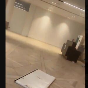Bomba pala na aerodrom, ljudi se bacali na pod! Putnik dok je bežao snimio jezive prizore eksplozije (VIDEO)