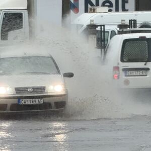 Potop na ulicama u ovom srpskom gradu: Žestok pljusak doveo do haosa, automobili jedva prolaze