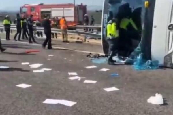 Detalji tragedije na auto-putu: 11 mrtvih, 27 povređenih - krenuli na odmor, a onda usledio koban trenutak (VIDEO)