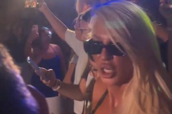 JELENA KARLEUŠA HTELA DA BIJE OBEZBEĐENJE! Širi se snimak iz tržnog centra, UNELA MU SE U FACU PA...