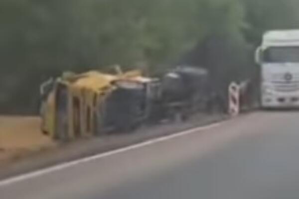 (Video) Prevrnuo se kamion: Nova nesreća na srpskim putevima!