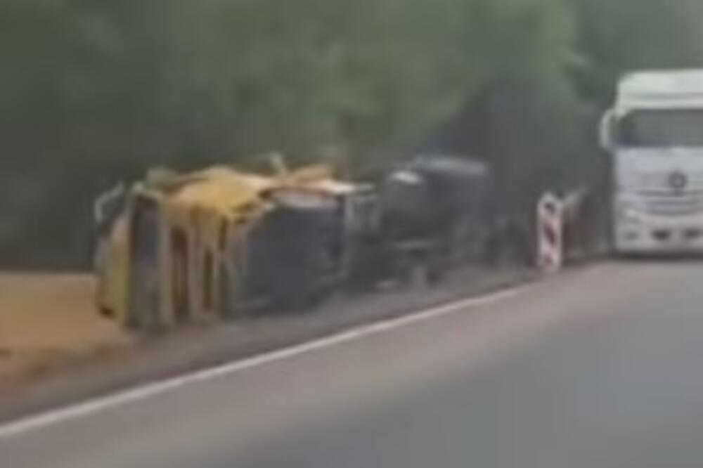 (Video) Prevrnuo se kamion: Nova nesreća na srpskim putevima!