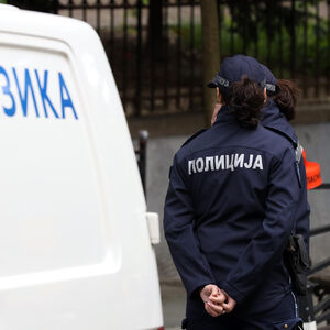 Zapaljen luksuzni "Volvo" na Zvezdari: Kamere snimile počinioca