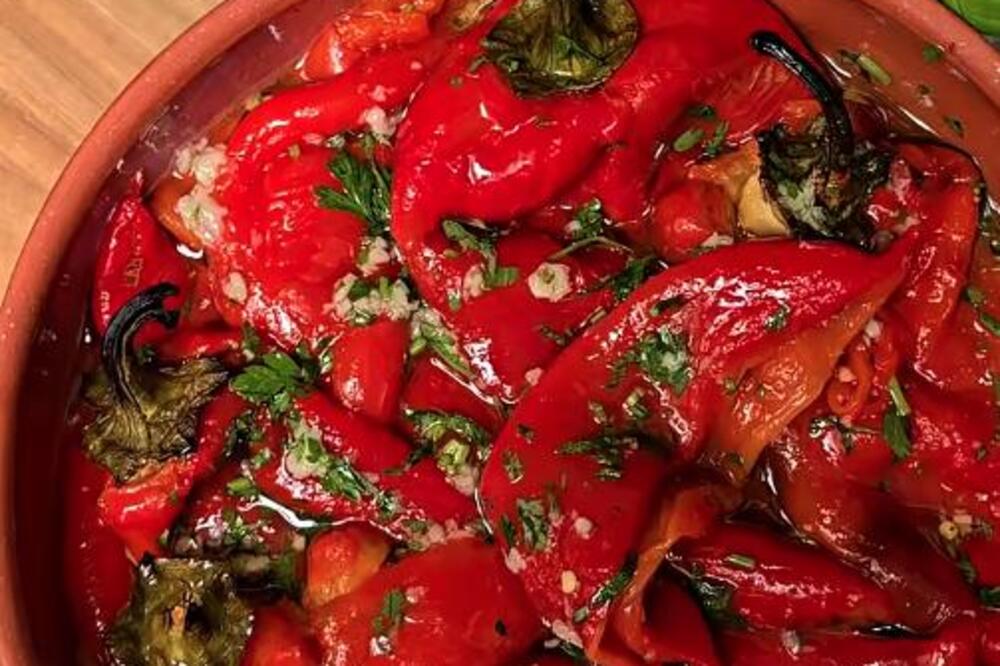 Ovo je najukusnija salata sa juga Srbije: Ima intenzivni miris i bogat ukus, a prava tajna je u prelivu