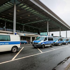 VOJSKA PODIGLA AVIONE, HAOS NA AERODORMU U NEMAČKOJ! Obustavljeni svi letovi, proglašena vanredna situacija