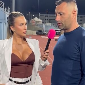 TRENER NIJE SMEO NI DA VIRNE! Gleda svuda samo ne u NOVINARKU SA DEKOLTEOM, pogledajte samo kako "ŠVRLJA" pogledom
