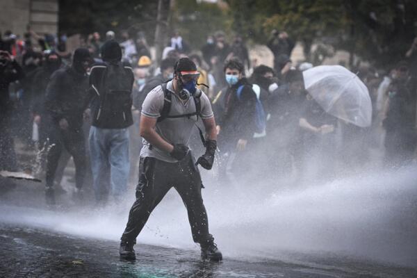 Bukte protesti u Francuskoj: Sevaju suzavci, demonstranti gađali policiju kaldrmom! (VIDEO)