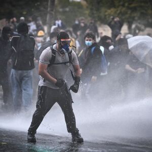 Bukte protesti u Francuskoj: Sevaju suzavci, demonstranti gađali policiju kaldrmom! (VIDEO)