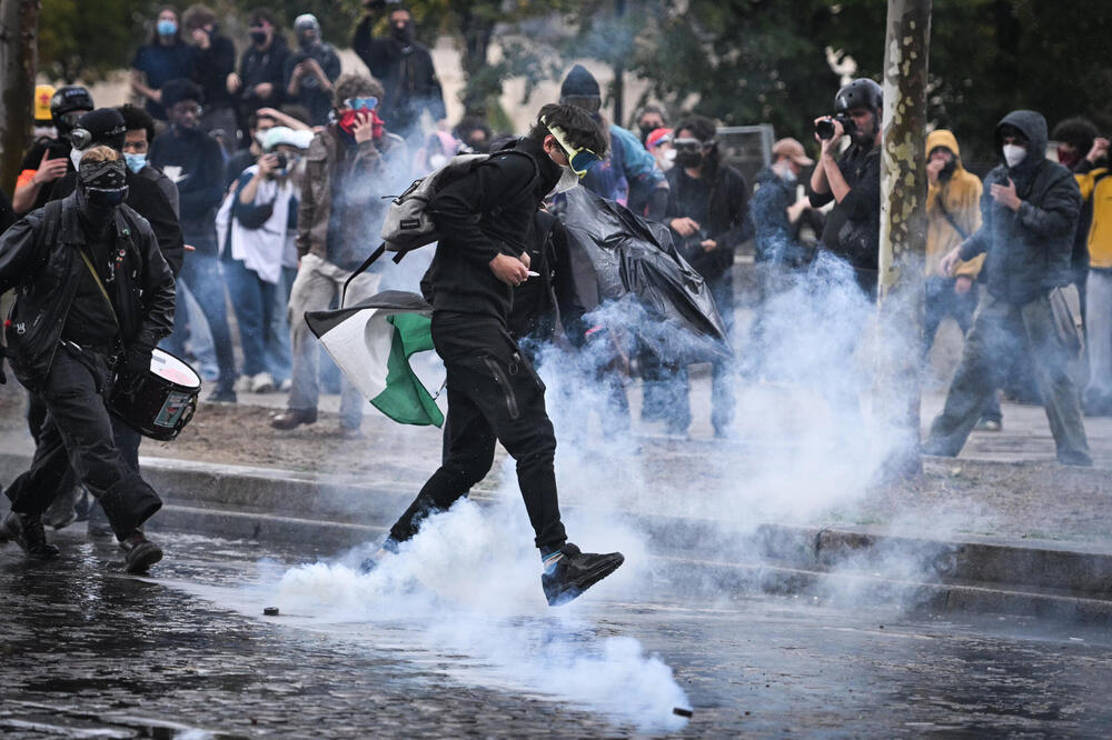 Haos i neredi se nastavljaju u Francuskoj: Strašni sukobi između policije i demonstranata, mladiću otkinuta šaka