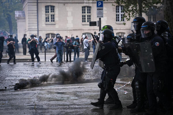 Novi haos na ulicama Francuske! Gore simboli zemlje, butici pretvoreni u zgarišta, demonstranti pale sve pred sobom
