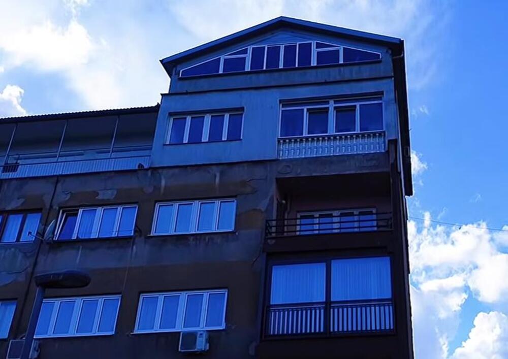 "MOJA KUĆICA, MOJA SLOBODICA": Bosanac sazidao kuću na vrhu zgrade, ljudi se KRSTE i gledaju ovo LUDILO! (VIDEO)