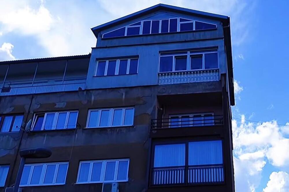 "MOJA KUĆICA, MOJA SLOBODICA": Bosanac sazidao kuću na vrhu zgrade, ljudi se KRSTE i gledaju ovo LUDILO! (VIDEO)