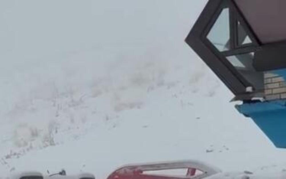 Sneg zatrpao puteve, kuće i drveće: Nestvaran snimak iz Srbije, od vejavice se ne vidi ni prst pred nosem (VIDEO)