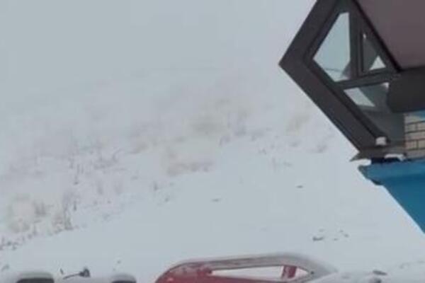 Sneg zatrpao puteve, kuće i drveće: Nestvaran snimak iz Srbije, od vejavice se ne vidi ni prst pred nosem (VIDEO)
