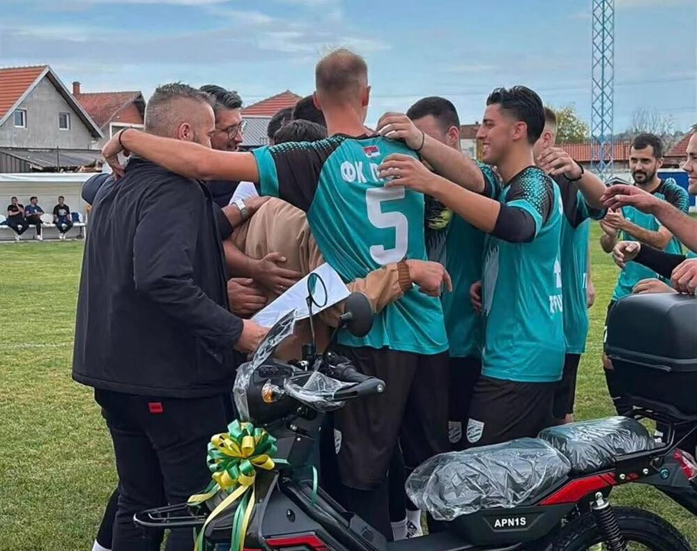 Fudbaleri iznenadili svog vernog navijača OVIM poklonom: Njegovoj sreći nije bilo kraja - predivan gest (FOTO)