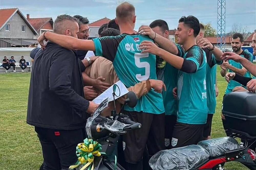 Fudbaleri iznenadili svog vernog navijača OVIM poklonom: Njegovoj sreći nije bilo kraja - predivan gest (FOTO)