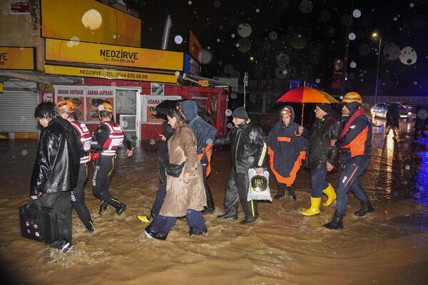 Najmanje 2 osobe poginule u stravičnim poplavama u Turskoj: Dete ubila struja na ulici, jezive scene na sve strane!