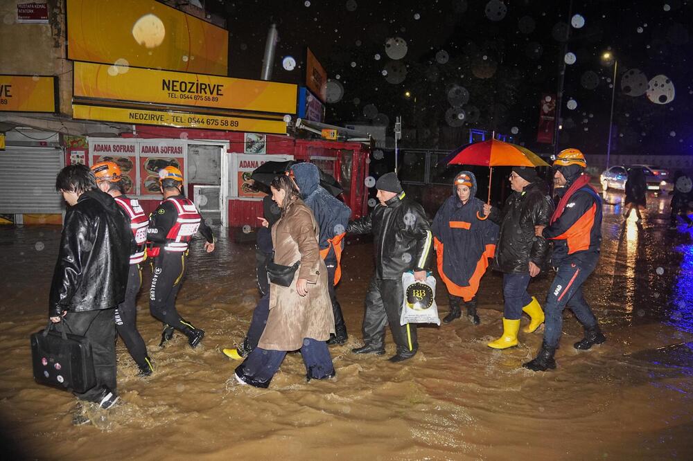 Najmanje 2 osobe poginule u stravičnim poplavama u Turskoj: Dete ubila struja na ulici, jezive scene na sve strane!