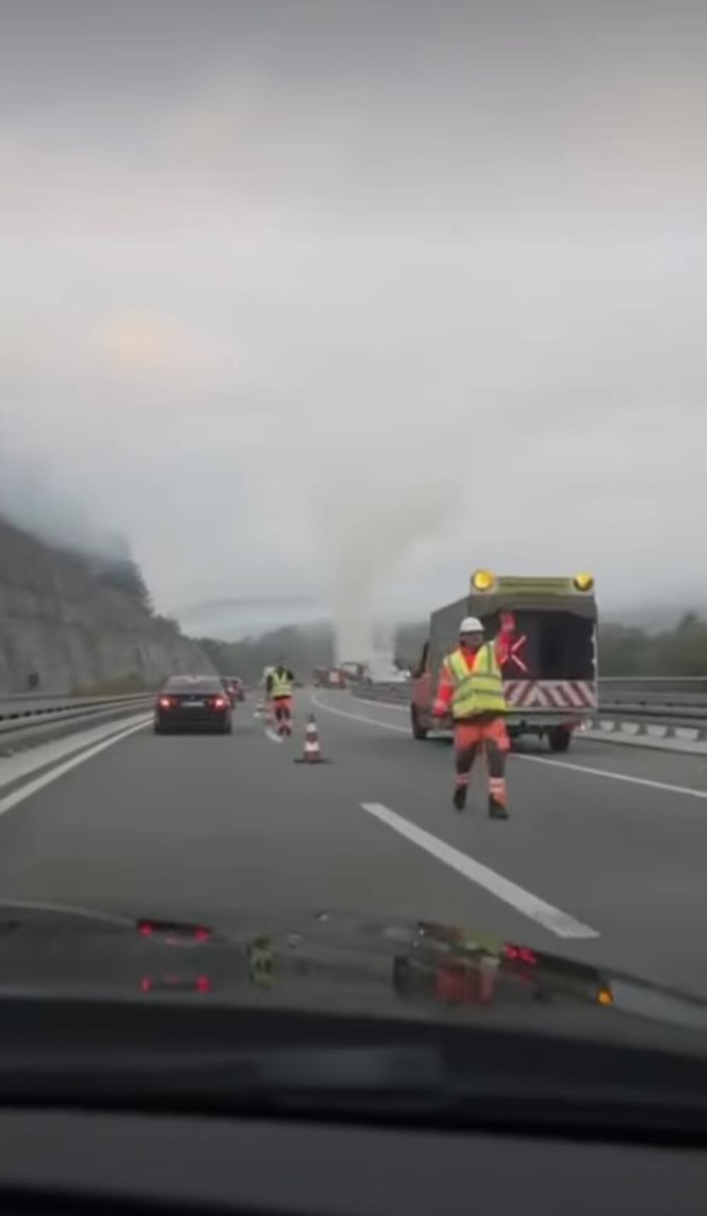 Zapalio se kamion na auto-putu "Miloš Veliki"! Cela prikolica izgorela, gust dim prekrio put, saobraćaj otežan