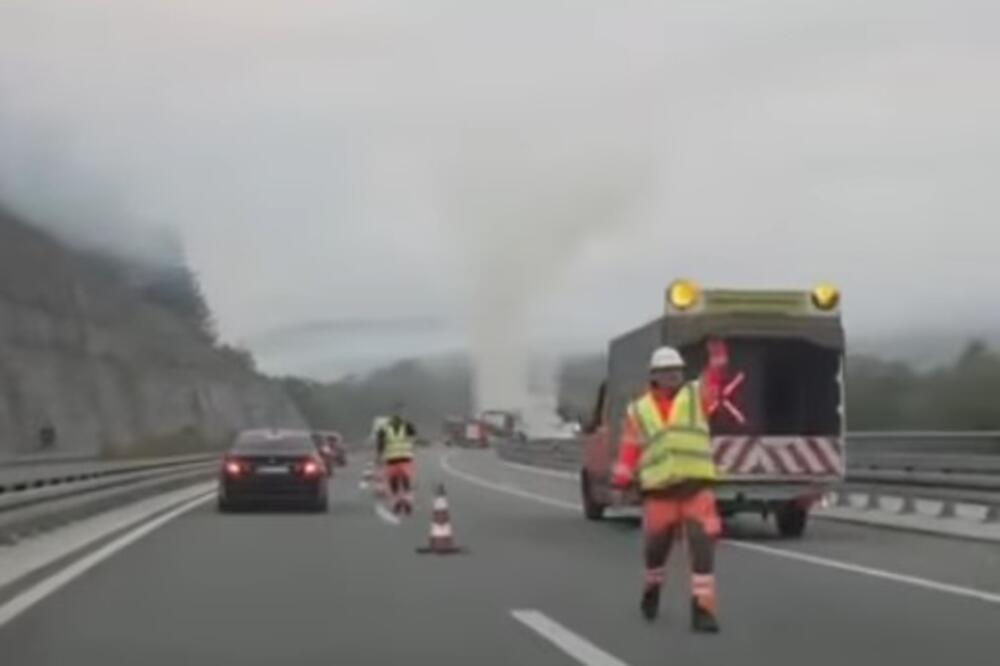 Zapalio se kamion na auto-putu "Miloš Veliki"! Cela prikolica izgorela, gust dim prekrio put, saobraćaj otežan