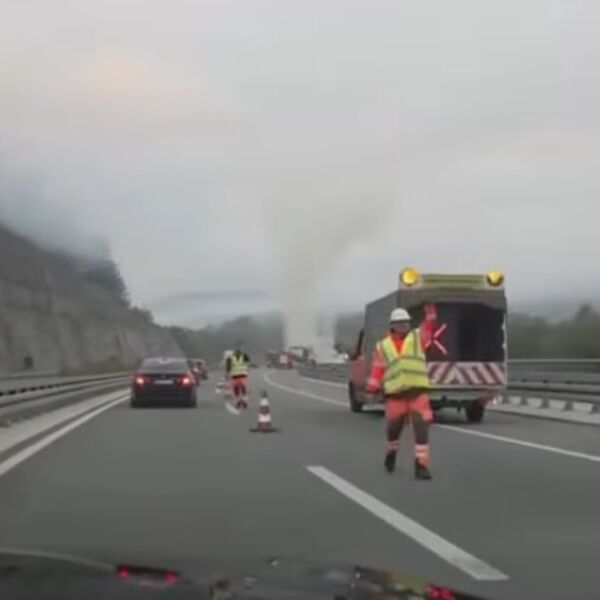 Zapalio se kamion na auto-putu "Miloš Veliki"! Cela prikolica izgorela, gust dim prekrio put, saobraćaj otežan