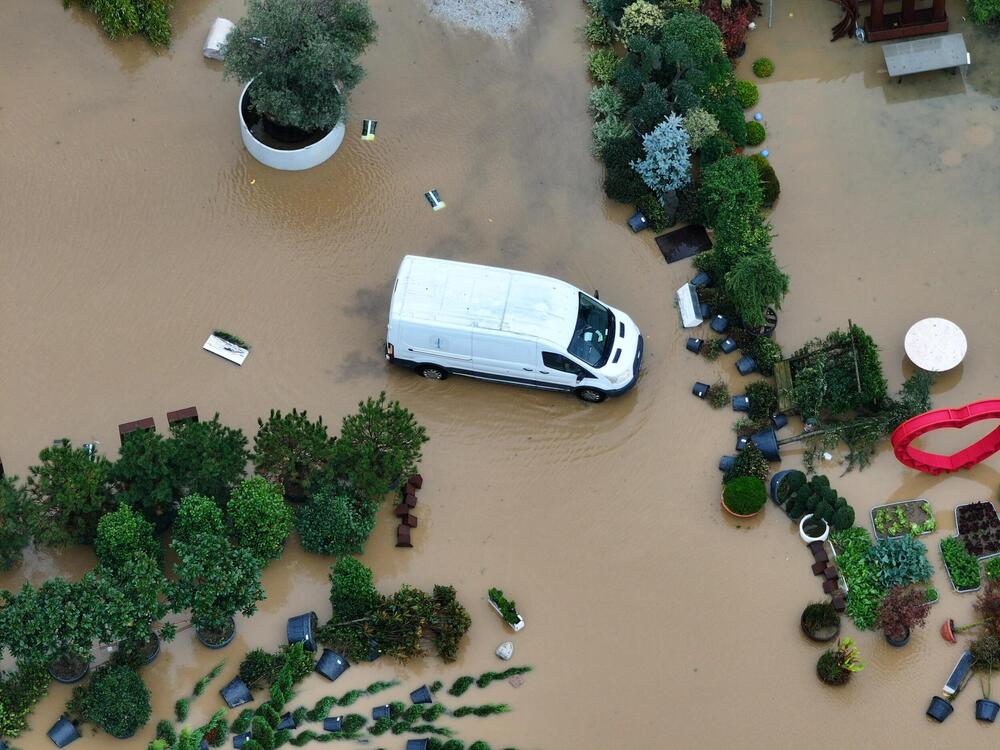 Urušio se most u Turskoj nakon strašnih poplava: Bujice vode nose sve pred sobom, vozila plutaju