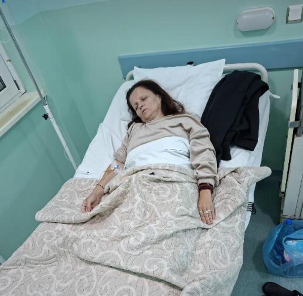 UZNEMIRUJUĆA SLIKA MALE CANE SA BOLNIČKE POSTELJE! U vidno LOŠEM stanju, u licu kao DUH